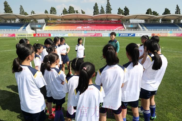 与球星亲密互动，让女孩爱上女超——海埂“耀·探营”释放女足魅力