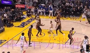 库里送出精彩口袋传球格林上篮命中，勇士次节领先老鹰8分